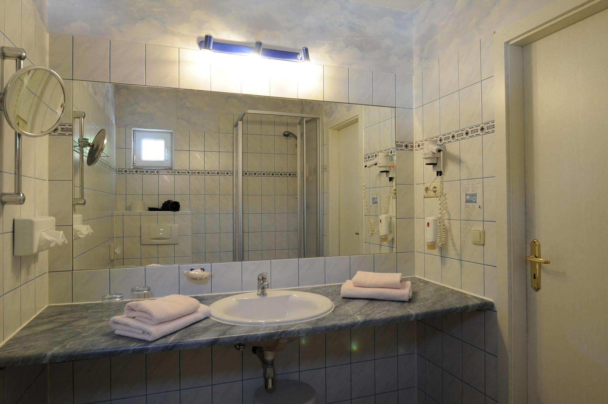 Hotel Am Alten Strom Rostock Bagian luar foto