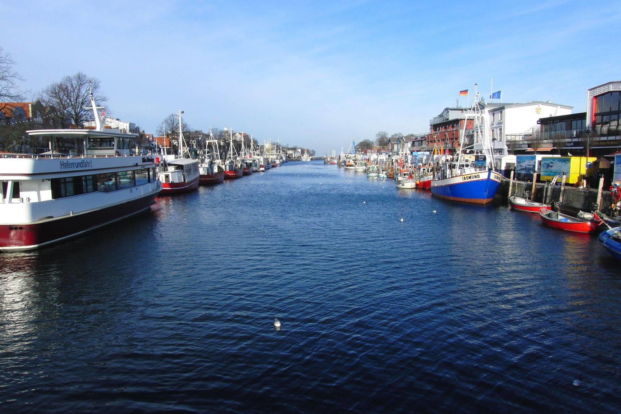 Hotel Am Alten Strom Rostock Bagian luar foto